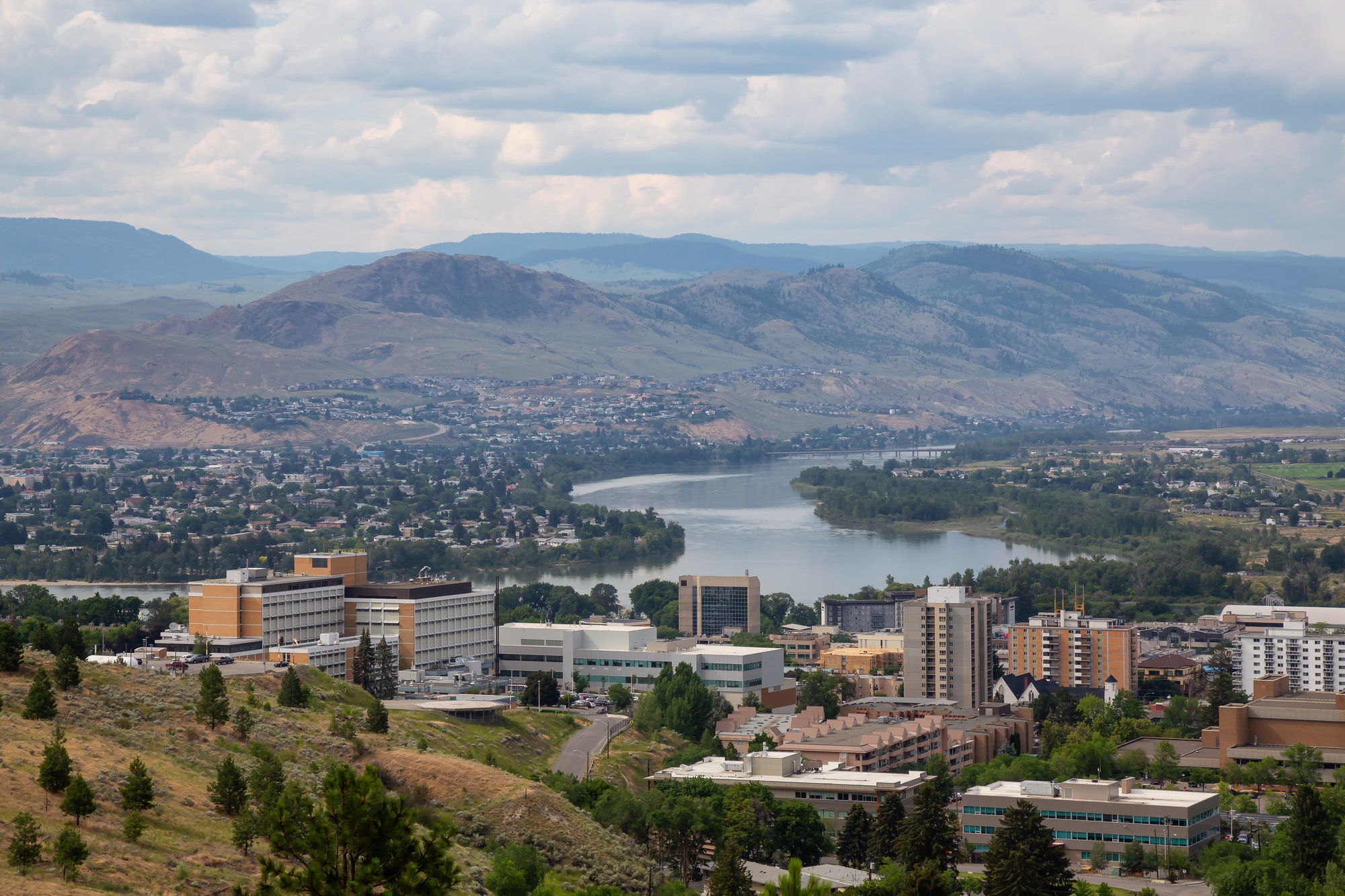 Vista aérea de la ciudad de Kamloops durante un día nublado de verano