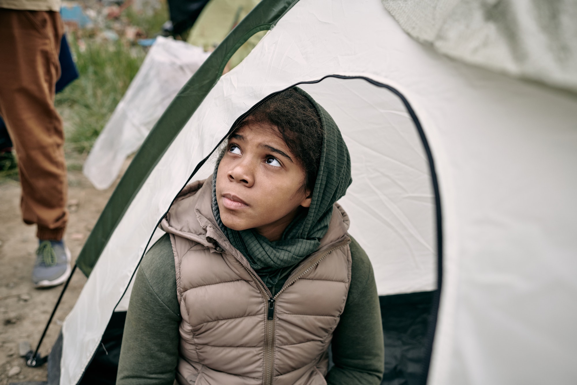 Niña refugiada sin hogar