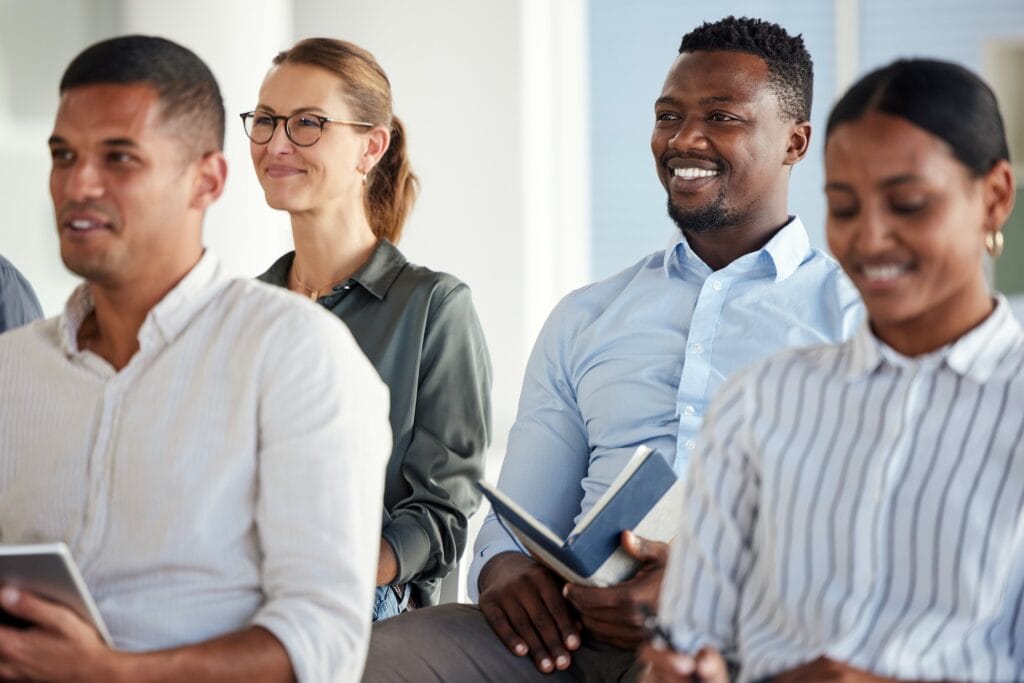 Diversité, personnel et atelier pour les employés, réunion et formation pour la croissance de l'entreprise, séminaire et t