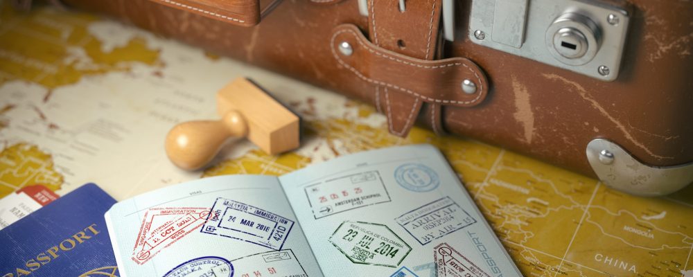 Concepto de viaje o turismo. Maleta vieja con pasaporte abierto con sellos de visa. ilustración 3d